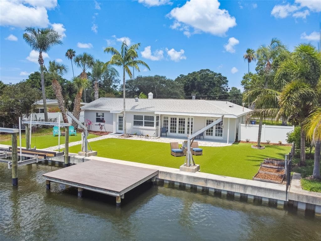 5715 BAYOU GRANDE BOULEVARD NE ST PETERSBURG, FL 33703