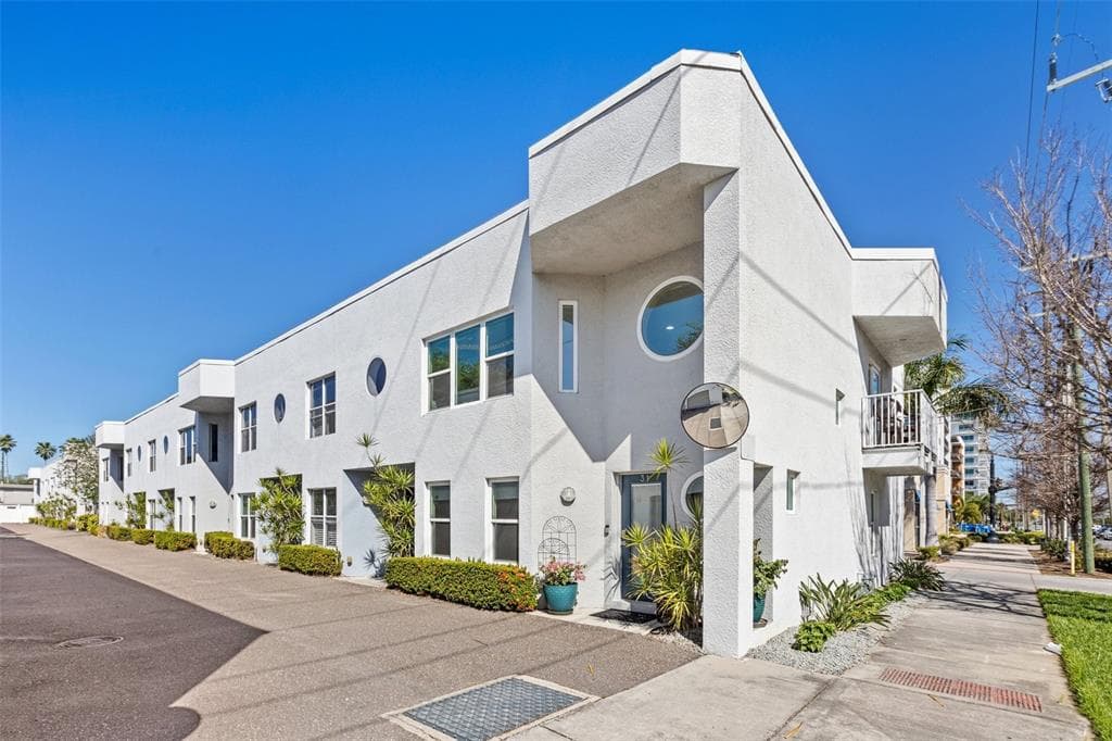 31 16TH STREET S ST PETERSBURG, FL 33705