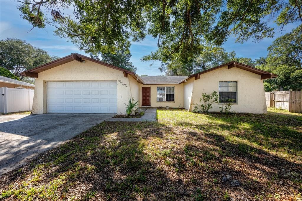 5981 APPLECROSS STREET N ST PETERSBURG, FL 33709