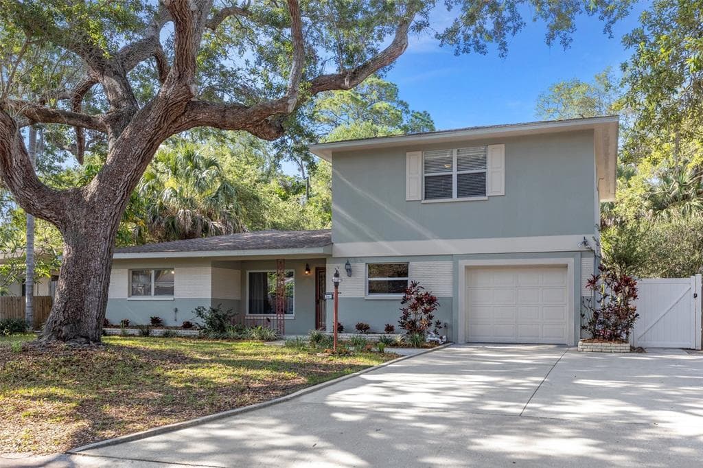 8220 YARDLEY AVENUE N ST PETERSBURG, FL 33710