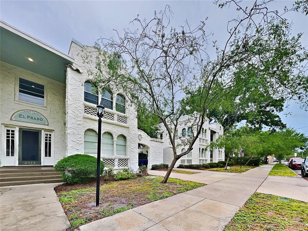 2114 W DEKLE AVENUE UNIT 4 TAMPA, FL 33606