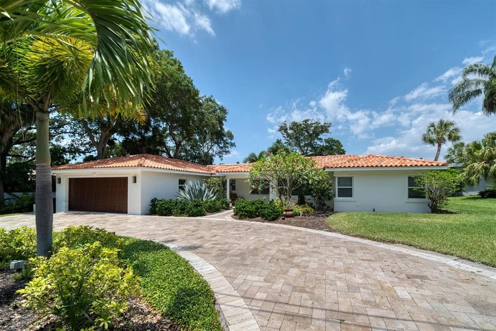 3121 SUNSET DRIVE BELLEAIR BLUFFS, FL 33770