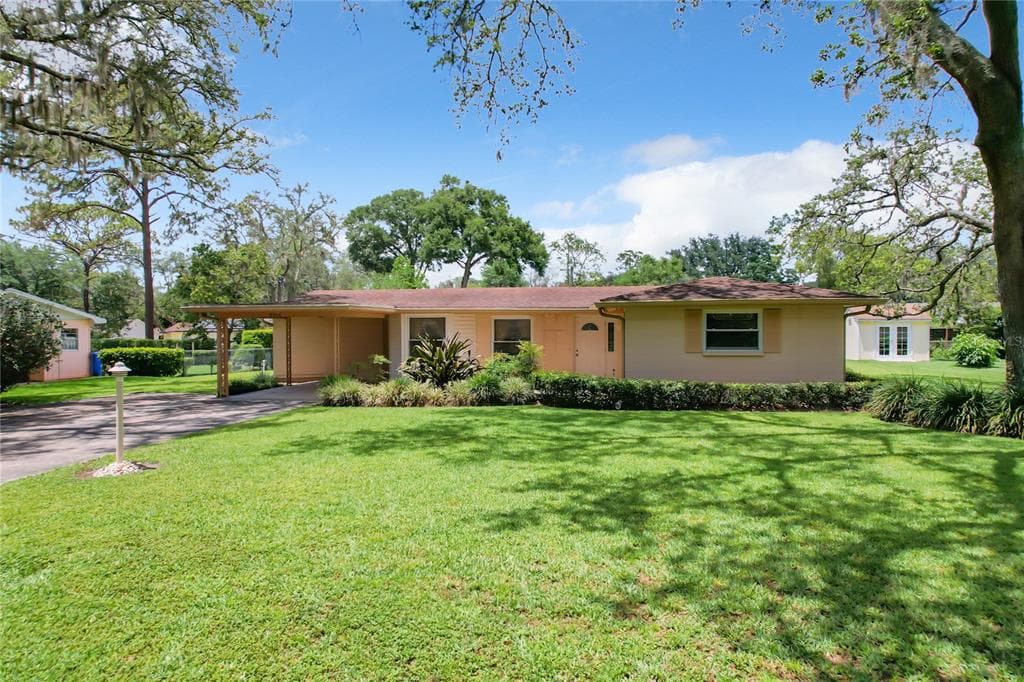 8714 W LANWAY DRIVE TAMPA, FL 33637