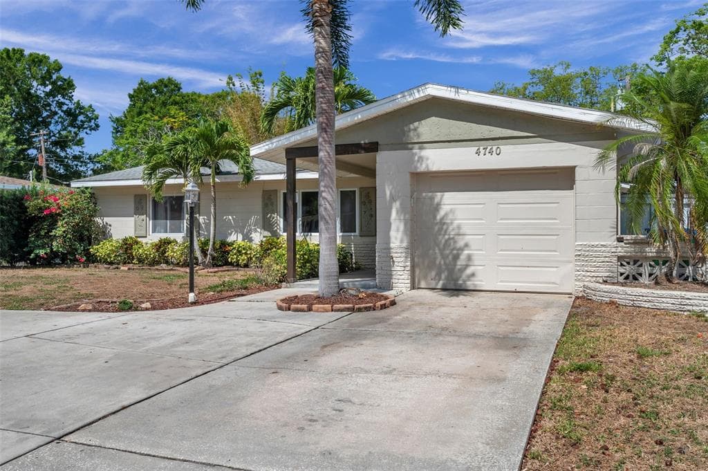 4740 LAKE CHARLES DRIVE N KENNETH CITY, FL 33709