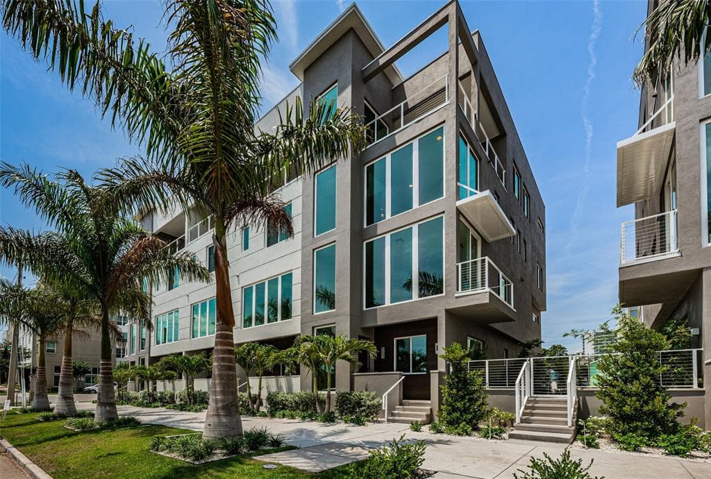 553 4TH AVENUE S ST PETERSBURG, FL 33701