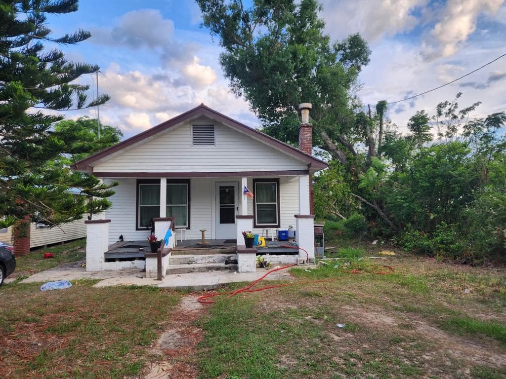 1054 HIAWATHA AVENUE LAKE WALES, FL 33853