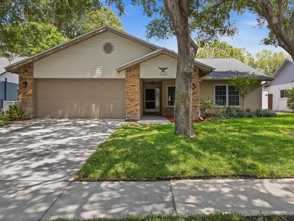 1570 CLUB DRIVE TARPON SPRINGS, FL 34689