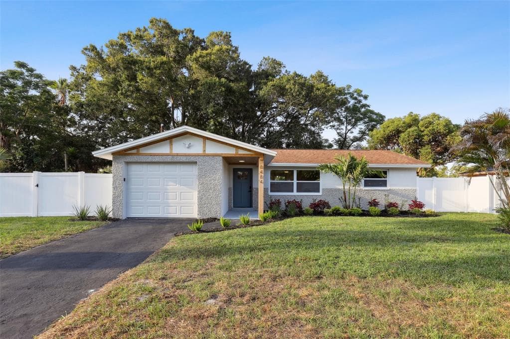 8484 LANTANA DRIVE SEMINOLE, FL 33777
