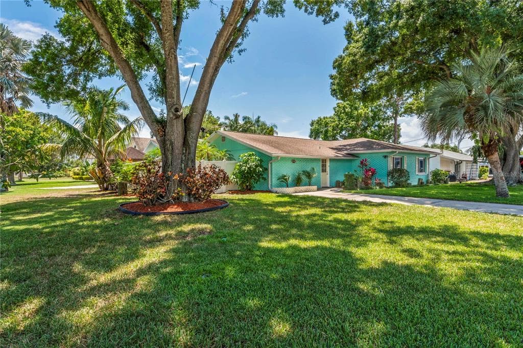 8702 THORNWOOD LANE TAMPA, FL 33615