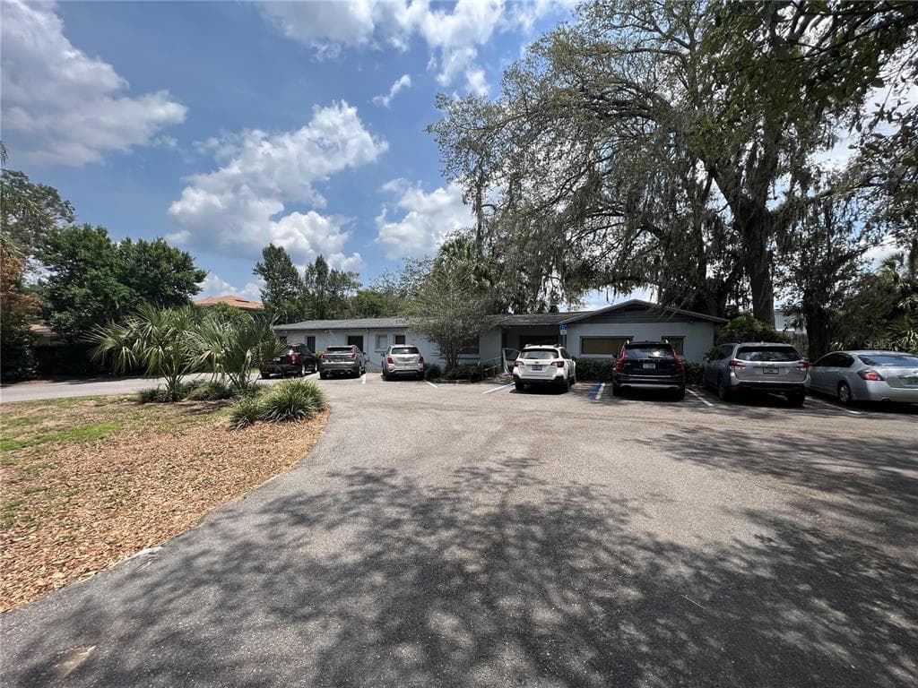 9205 N CONNECHUSETT ROAD TAMPA, FL 33617