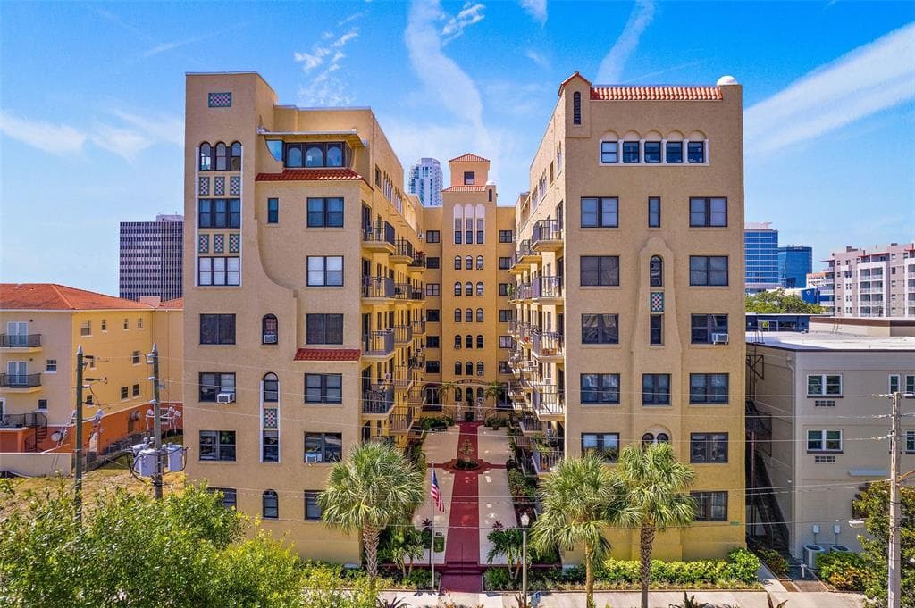 130 4TH AVENUE N UNIT 402 ST PETERSBURG, FL 33701
