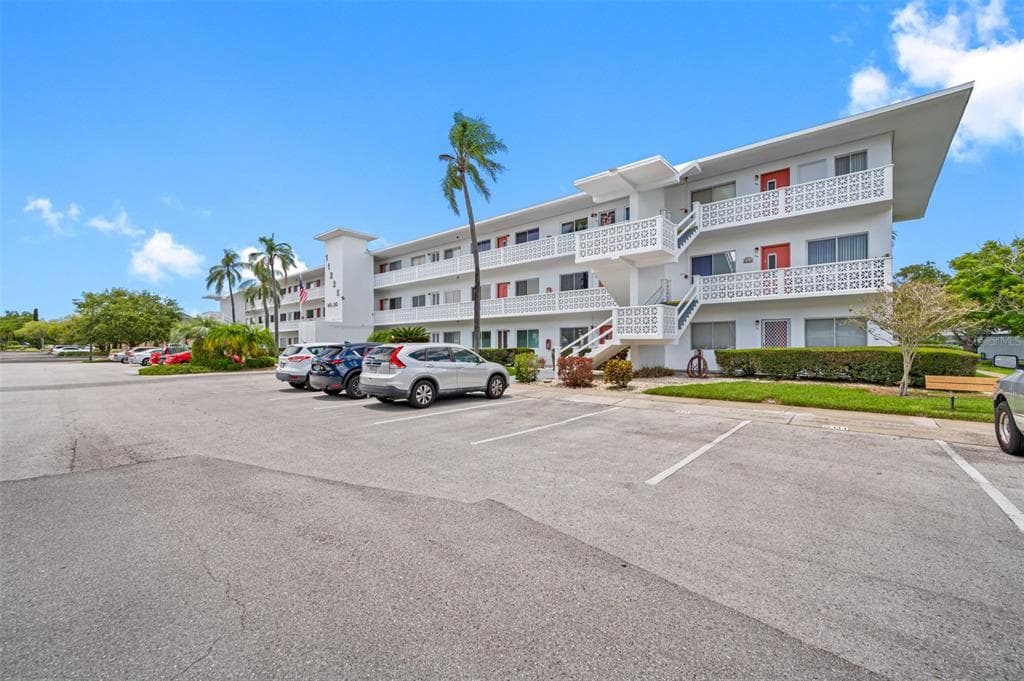 11225 82ND AVENUE UNIT 202 SEMINOLE, FL 33772