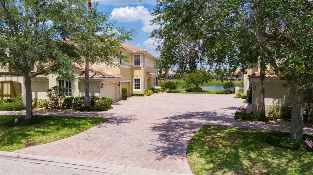 1332 EMERALD DUNES DRIVE SUN CITY CENTER, FL 33573