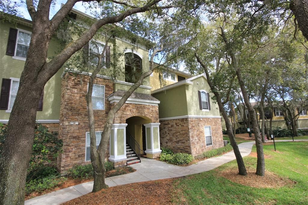 10105 COURTNEY PALMS BOULEVARD UNIT 102 TAMPA, FL 33619