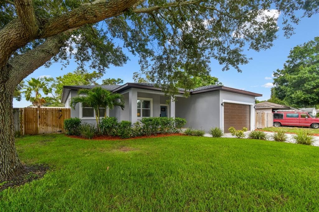 1324 ESSEX DRIVE N ST PETERSBURG, FL 33710