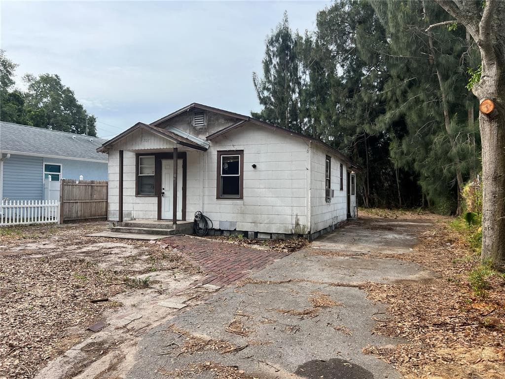 707 BEVERLY AVENUE NW LARGO, FL 33770