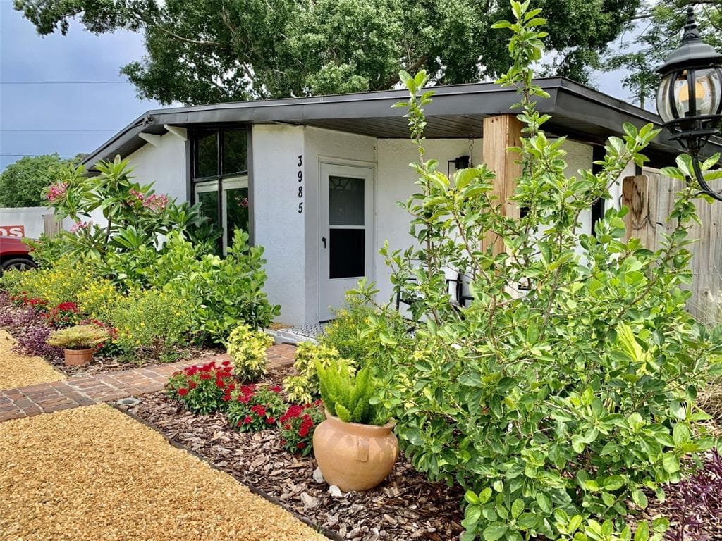 3985 NEPTUNE DRIVE SE ST PETERSBURG, FL 33705
