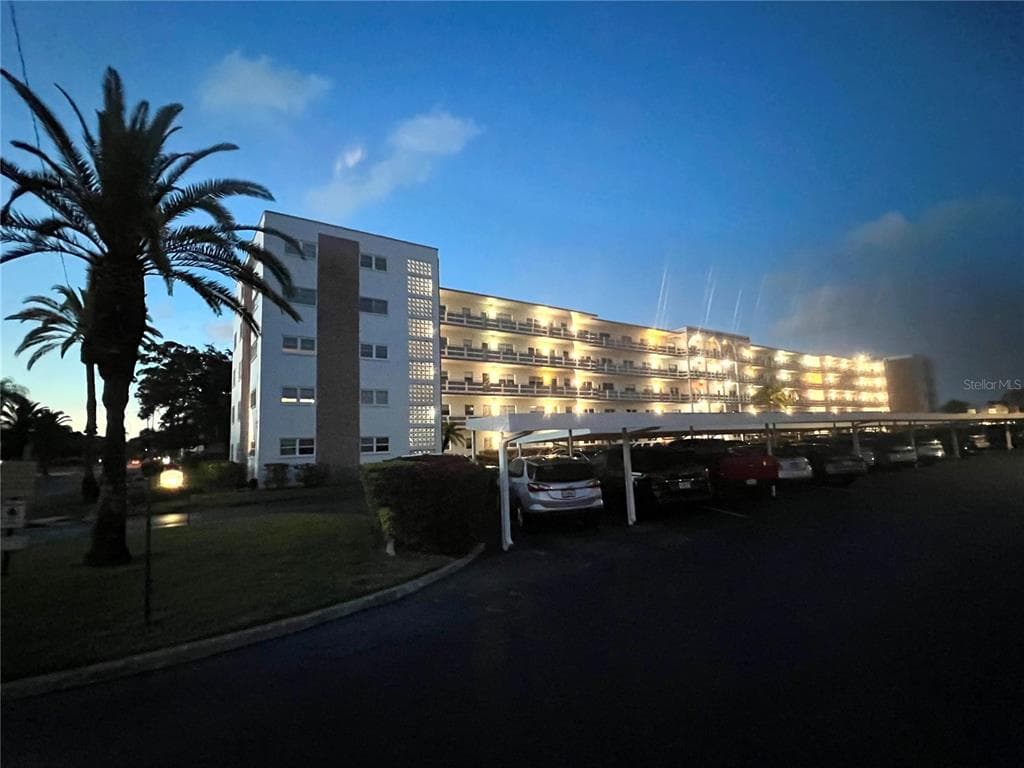 5501 80TH STREET N UNIT 104 ST PETERSBURG, FL 33709