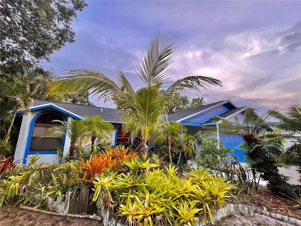 704 68TH AVENUE DRIVE W BRADENTON, FL 34207