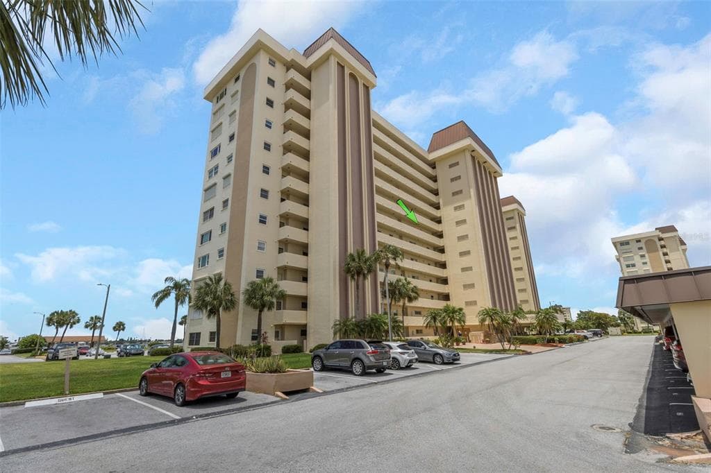 4550 COVE CIRCLE UNIT 704 ST PETERSBURG, FL 33708