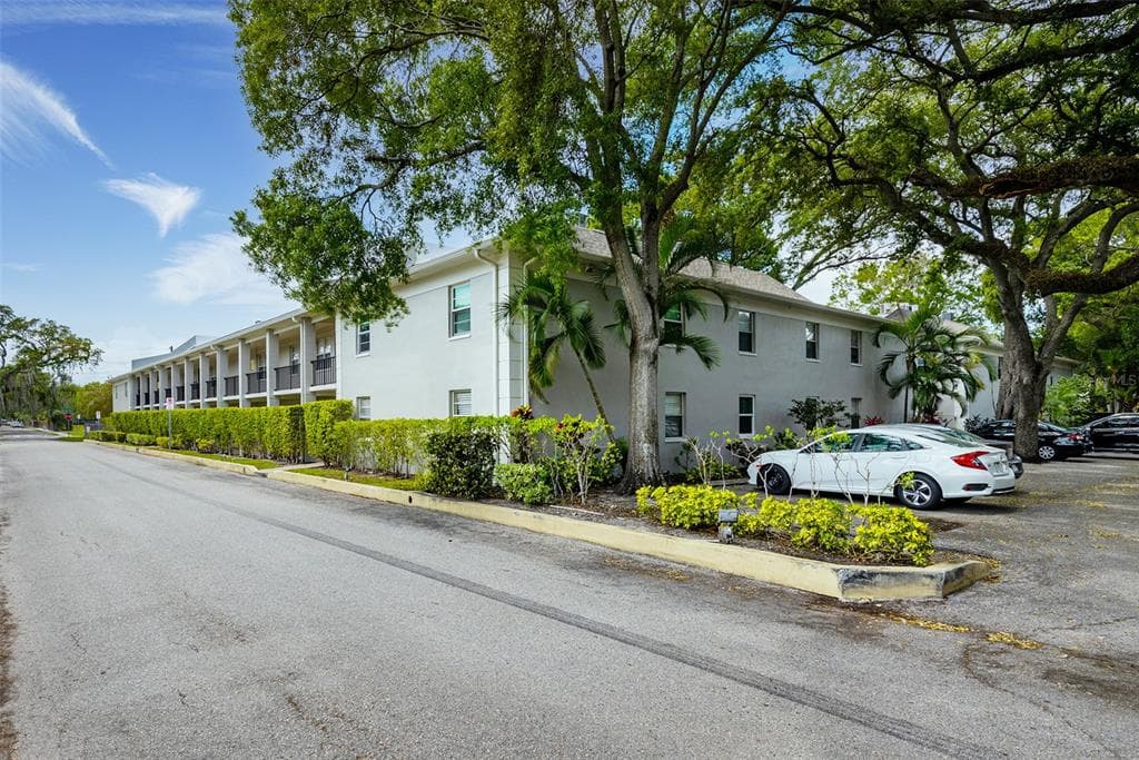 5221 BAYSHORE BOULEVARD UNIT 33 TAMPA, FL 33611