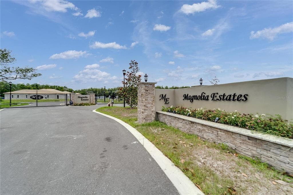 233 MAGNOLIA ACRES COURT LUTZ, FL 33548