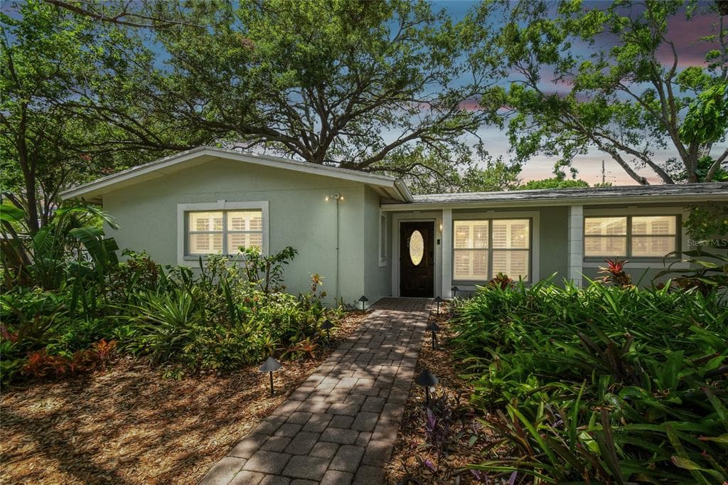 4611 W HAWTHORNE ROAD TAMPA, FL 33611