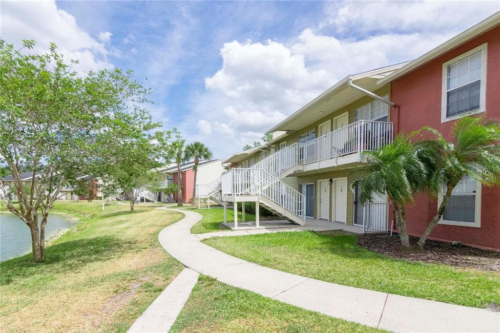 220 LAKE PARSONS GREEN UNIT 207 BRANDON, FL 33511