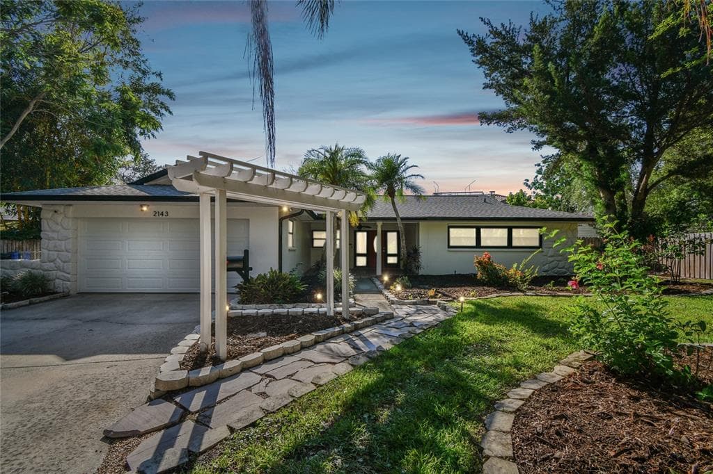 2143 INNER CIRCLE S ST PETERSBURG, FL 33712
