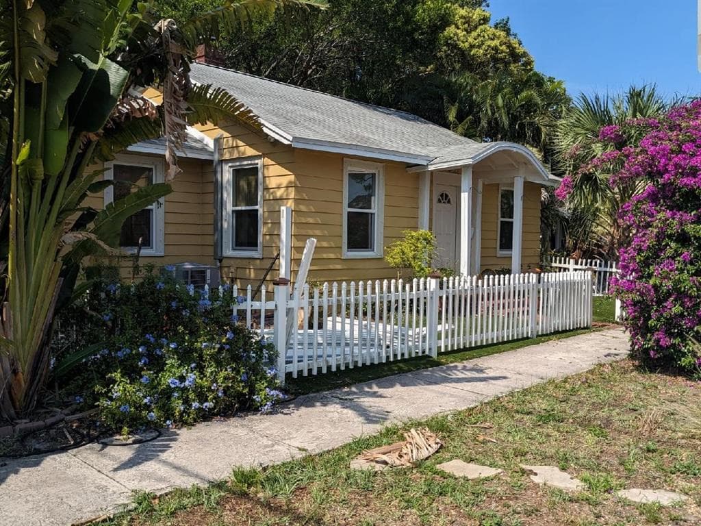 2406 DARTMOUTH AVENUE N ST PETERSBURG, FL 33713