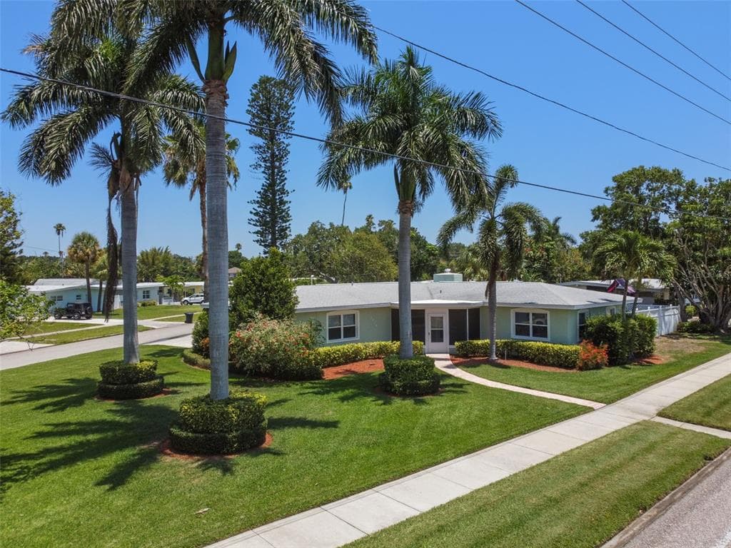 3926 OVERLOOK DRIVE NE ST PETERSBURG, FL 33703