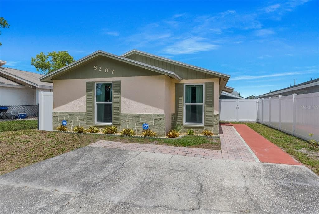 8207 OLIVEWOOD PLACE TAMPA, FL 33615