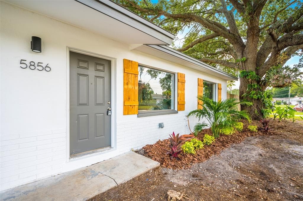 5856 MCKEE LAKE DRIVE N ST PETERSBURG, FL 33709