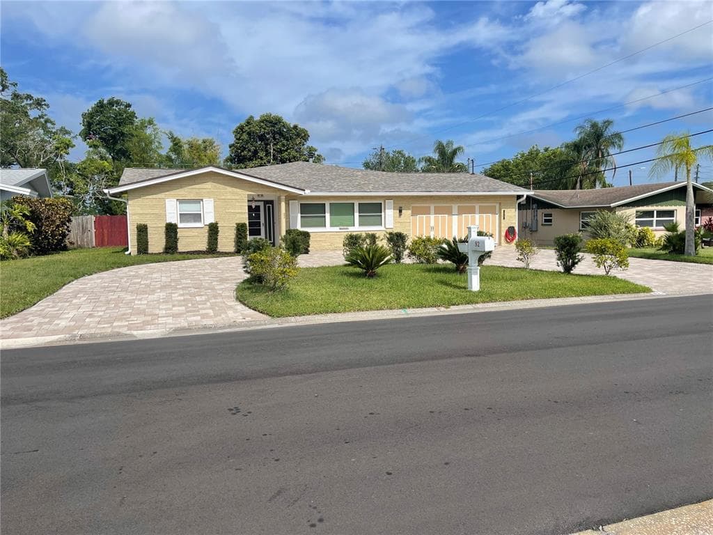 92 OAKWOOD DRIVE DUNEDIN, FL 34698