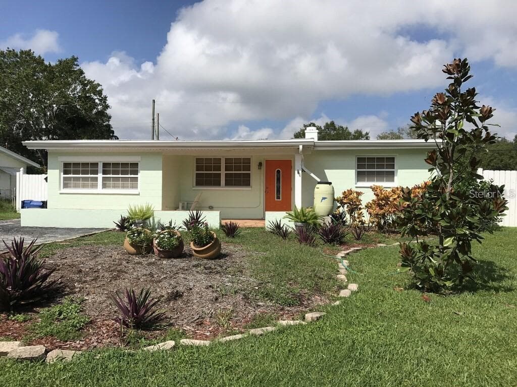 5698 PERSHING STREET NE ST PETERSBURG, FL 33703