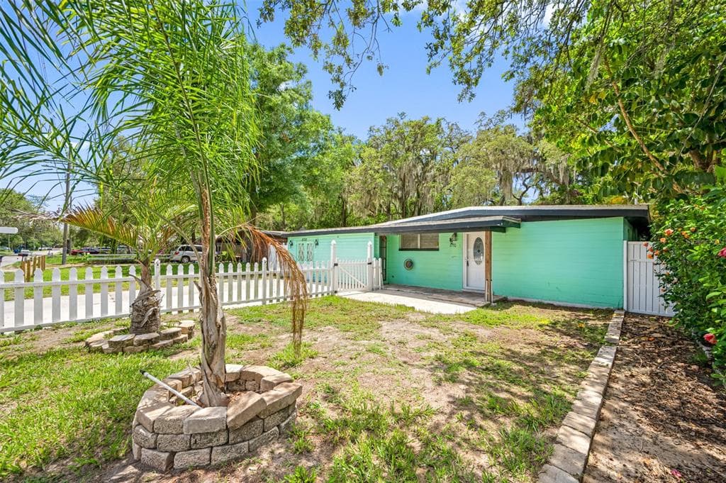 8730 N HYALEAH ROAD TAMPA, FL 33617