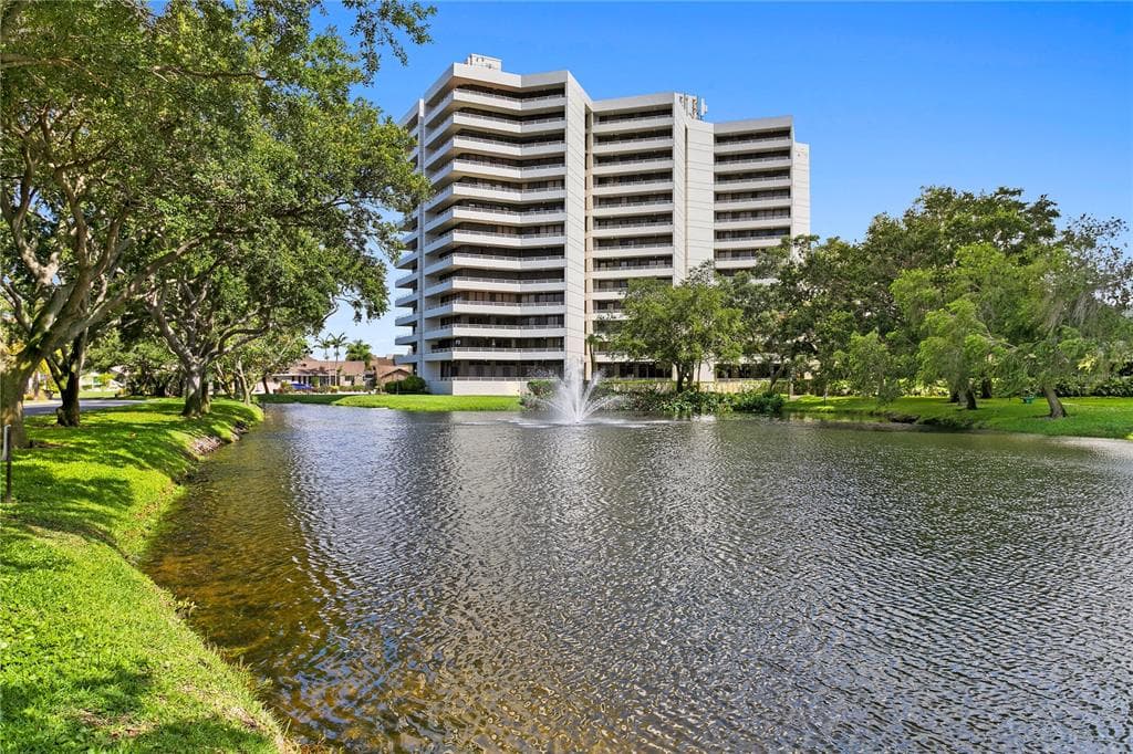 5950 PELICAN BAY PLAZA S UNIT 702 GULFPORT, FL 33707