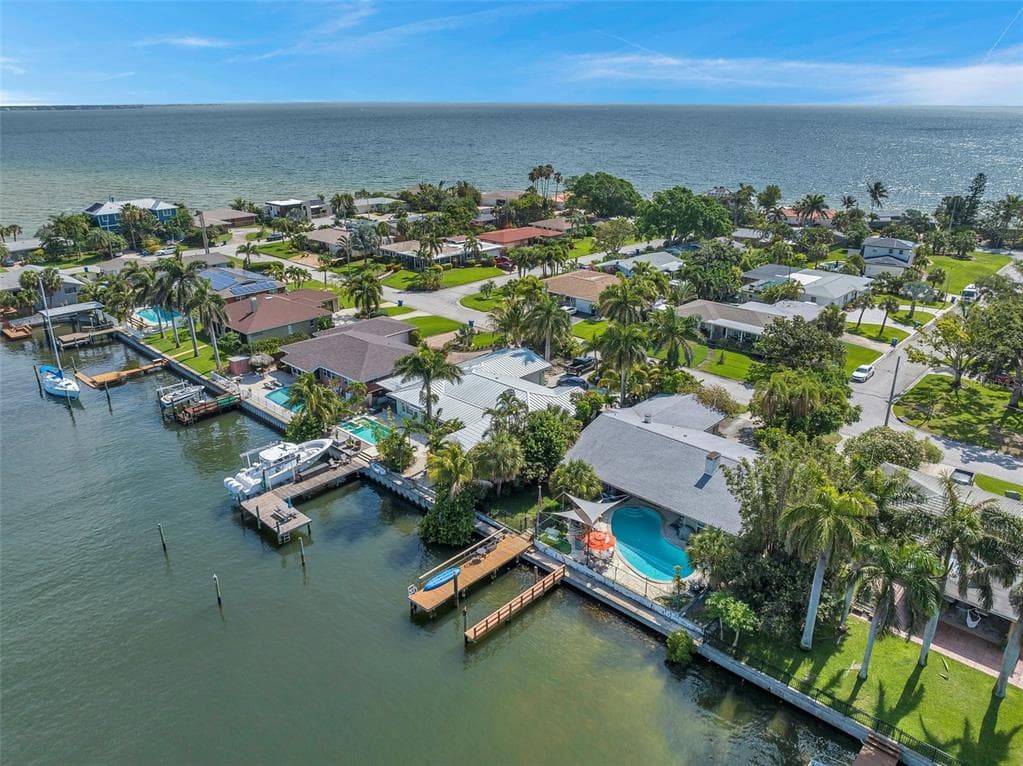 2385 W BAY ISLE DRIVE SE ST PETERSBURG, FL 33705