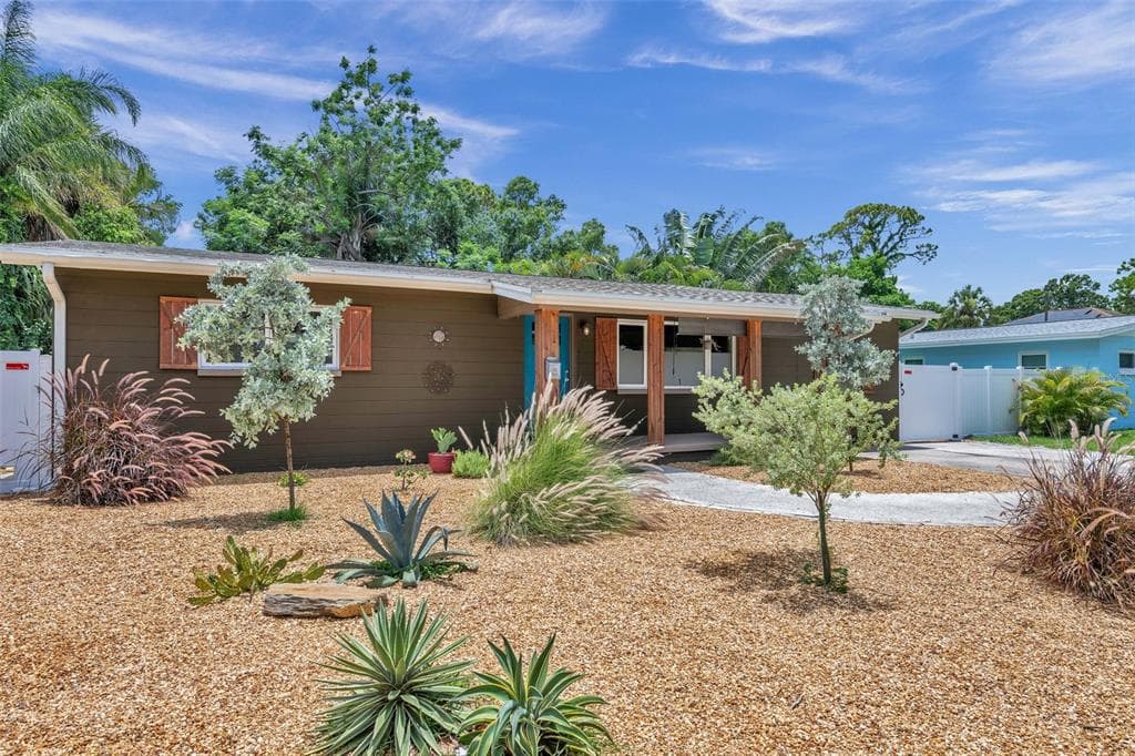 220 45TH AVENUE S ST PETERSBURG, FL 33705