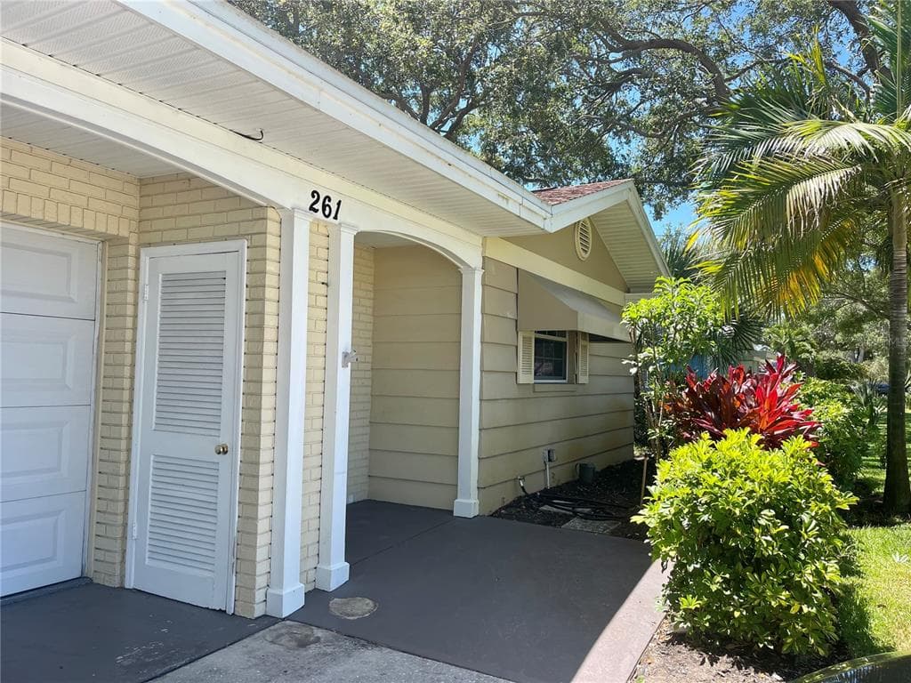 261 TEMPLE LANE BELLEAIR BLUFFS, FL 33770
