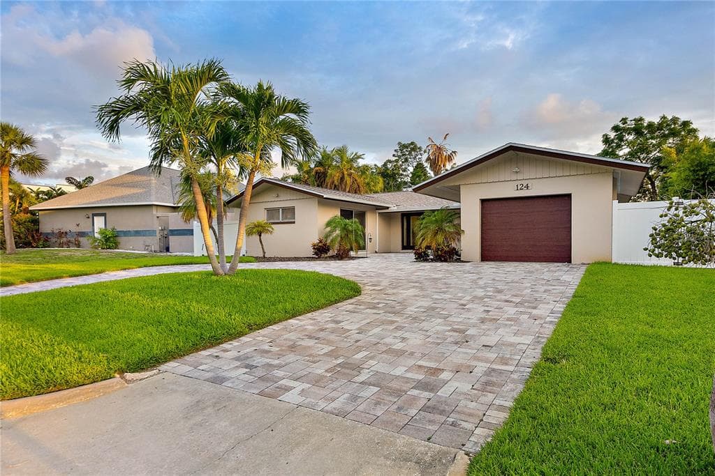 124 1ST STREET W TIERRA VERDE, FL 33715