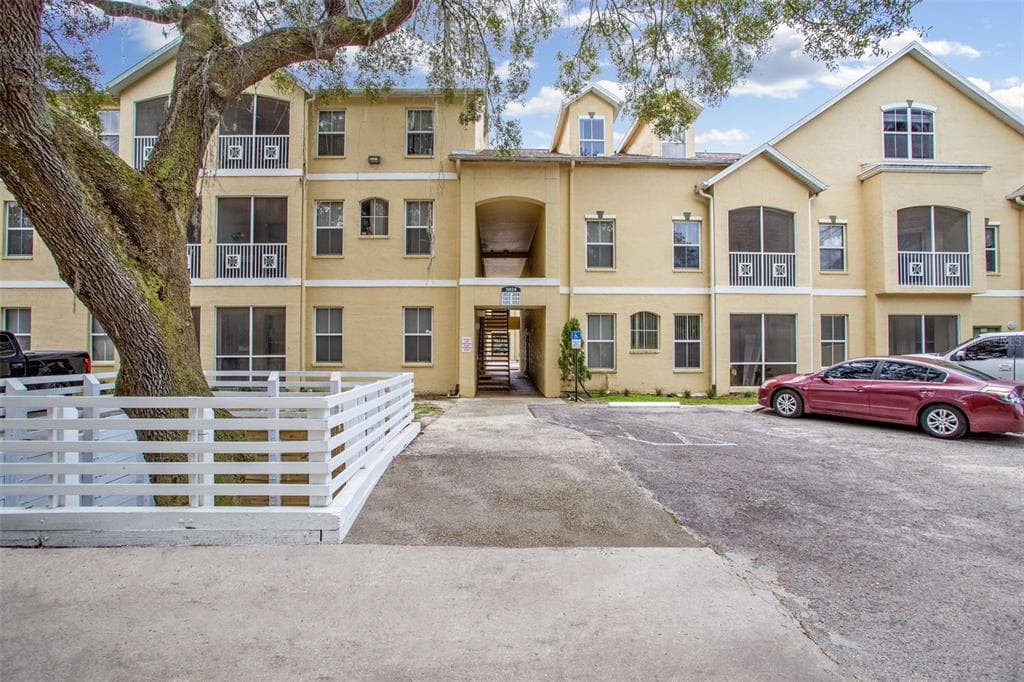 5024 SUNRIDGE PALMS DRIVE UNIT 102 TAMPA, FL 33617