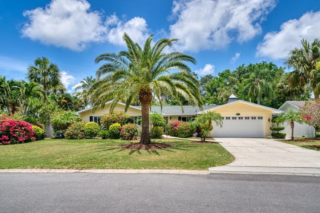 806 CAMELIA DRIVE LARGO, FL 33770