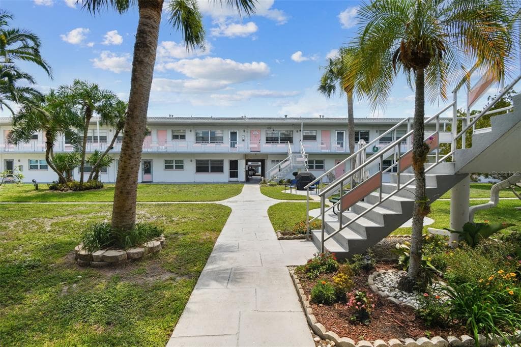 5876 21ST STREET N UNIT 4 ST PETERSBURG, FL 33714