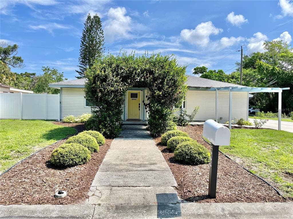 2999 OAK STREET SARASOTA, FL 34237