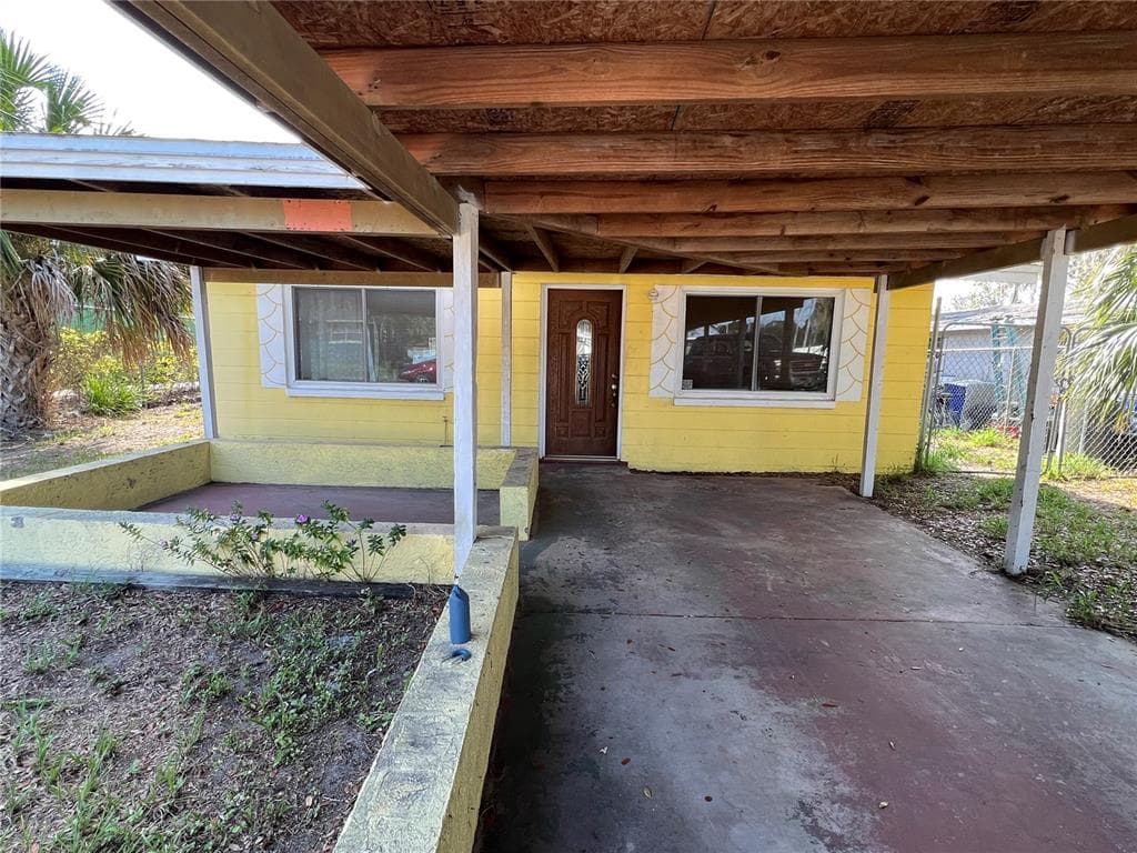 511 S DISSTON AVENUE TARPON SPRINGS, FL 34689