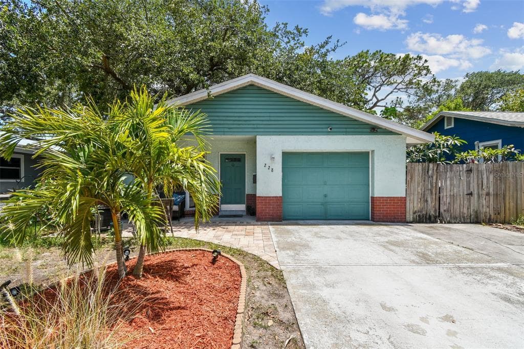 228 41ST AVENUE N ST PETERSBURG, FL 33703