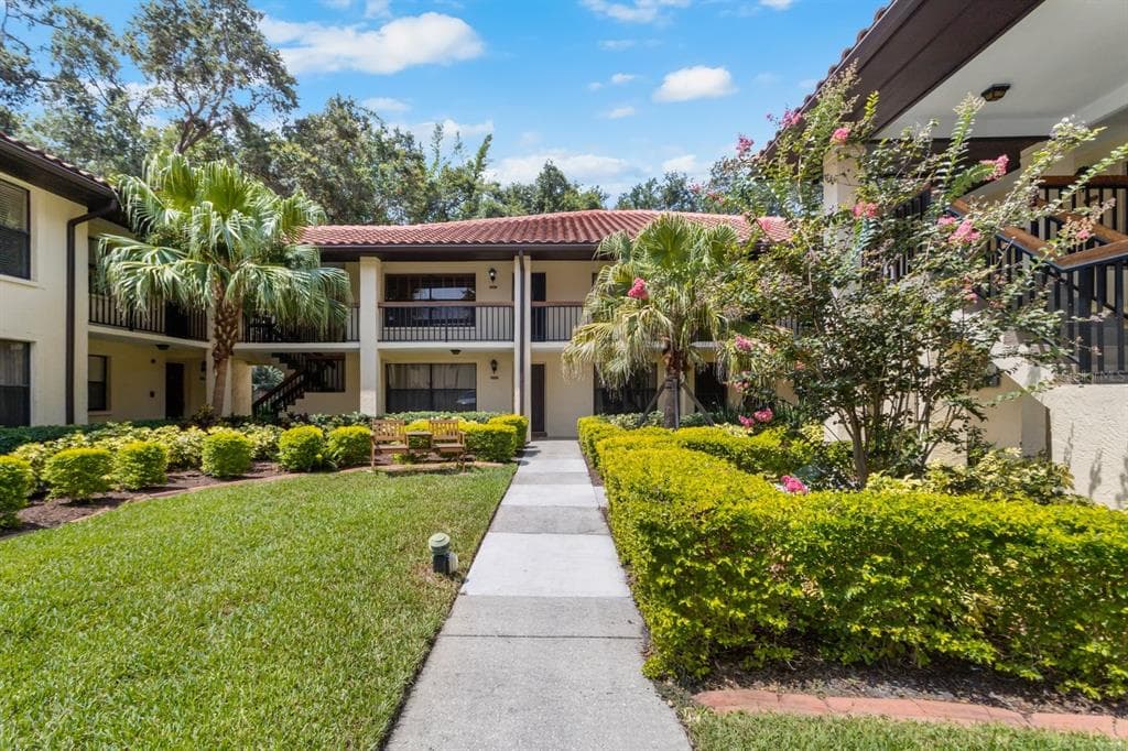 2810 HAMMOCK COURT UNIT 2810 CLEARWATER, FL 33761