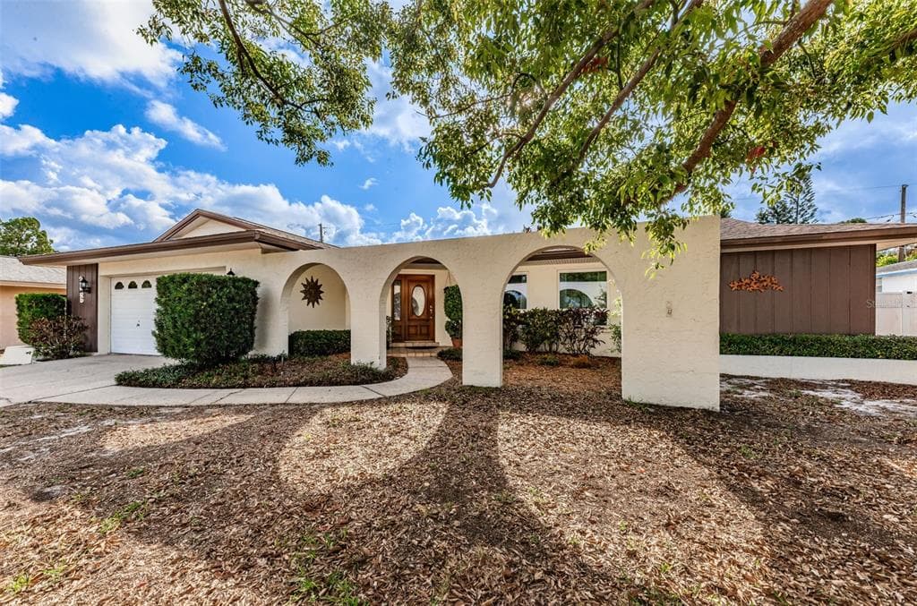 2666 PINEWOOD DRIVE DUNEDIN, FL 34698