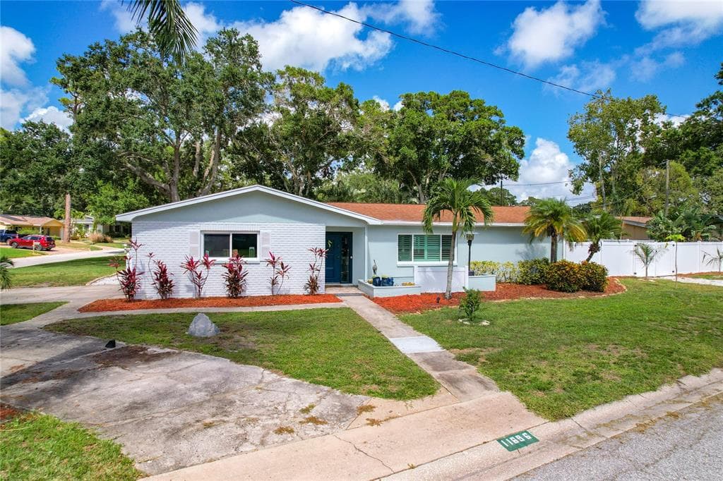11696 PINEDALE AVENUE SEMINOLE, FL 33772